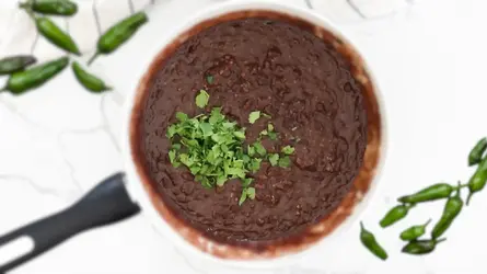 Aromatische schwarze Bohnen mit rauchigem Paprika, ein herzhaftes und duftendes Gericht mit intensivem Geschmack.